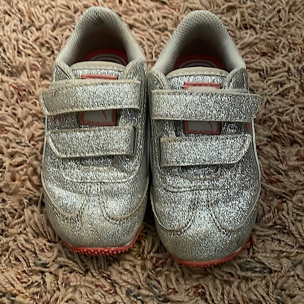 Girls puma sneakers 6c